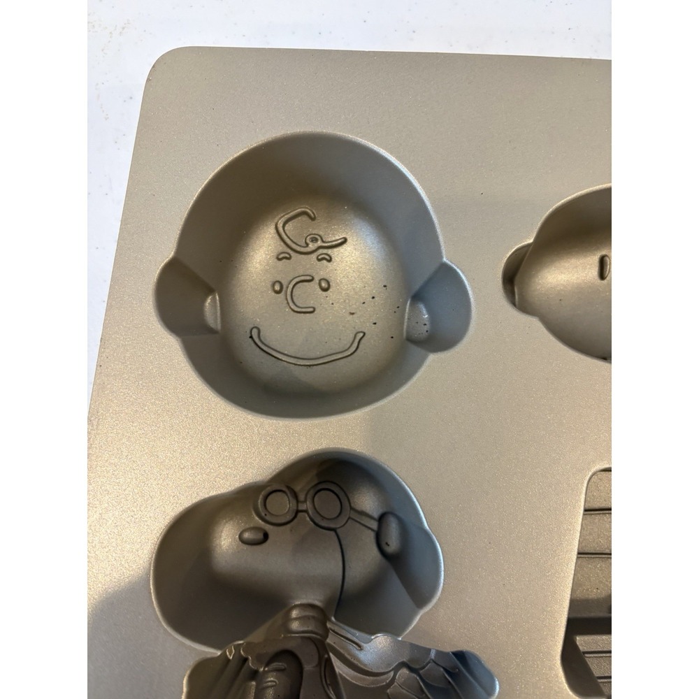 Williams And Sonoma Peanuts Snoopy Cast Aluminum Cakelet Pan New - Picture 5 of 10